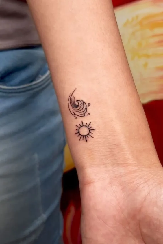 Tatuagem de ponto e vírgula onde a vírgula é uma "onda" e o ponto um "sol".