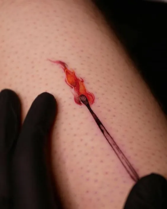 Tatuagem os 4 elementos: fogo. Tatuagem de um fósforo ainda em chamas.