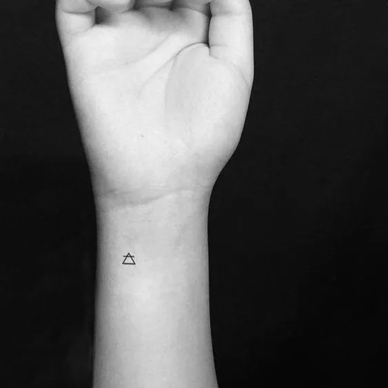 Tatuagem de símbolo alquímico ar