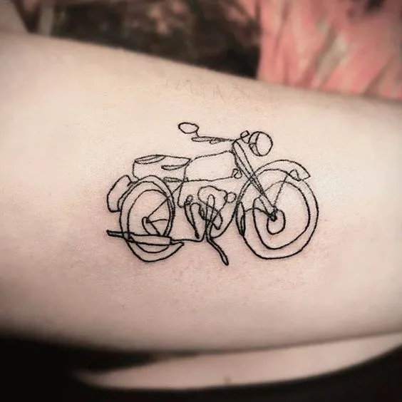 Tatuagem e motos, estilo fineline motocicleta