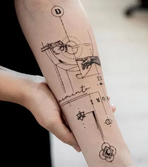 Tatuagem estilo conceitual, com traços finos, símbolos e a frase memento mori.