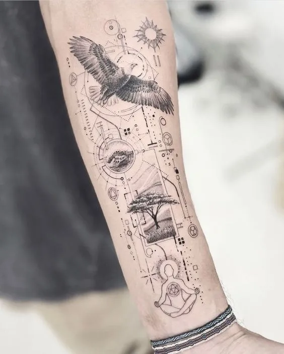 Tatuagem conceitual com vários símbolos da natureza, aves, árvores e também meditação.