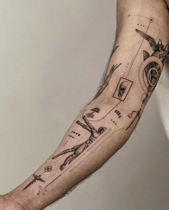 Tatuagem de traços finos, linhas retas e com diversos detalhes incluindo metade de um homem vitruviano.