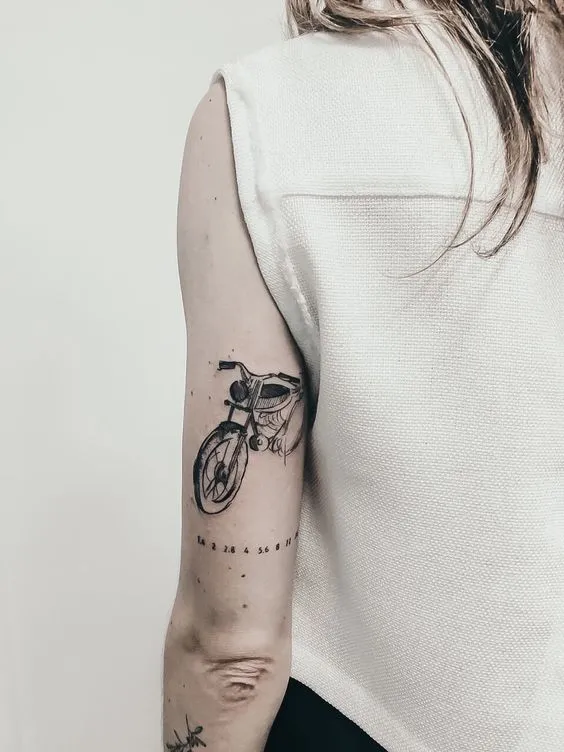 Tatuagem de motocicleta no braço