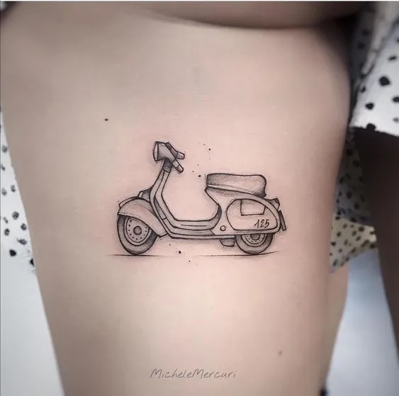 Tatuagem fineline de uma scooter
