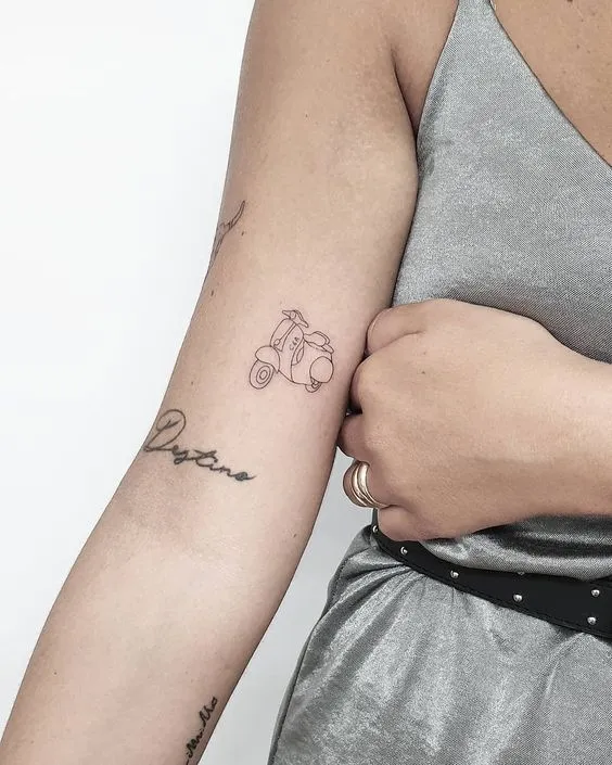 Tatuagem e motos: tatuagem de uma motocicleta minimalista