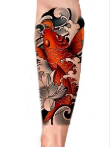 tatuagem de carpa nas cores preto e vermelho, em estilo oriental.