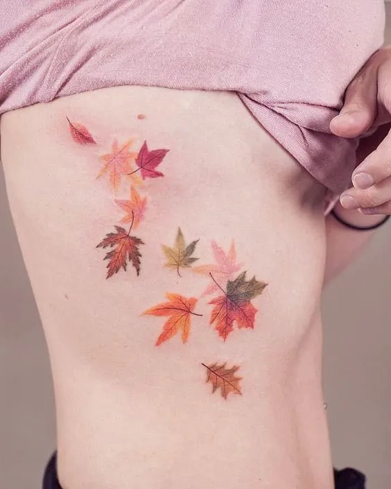 Tatuagem de folhas de outono caindo