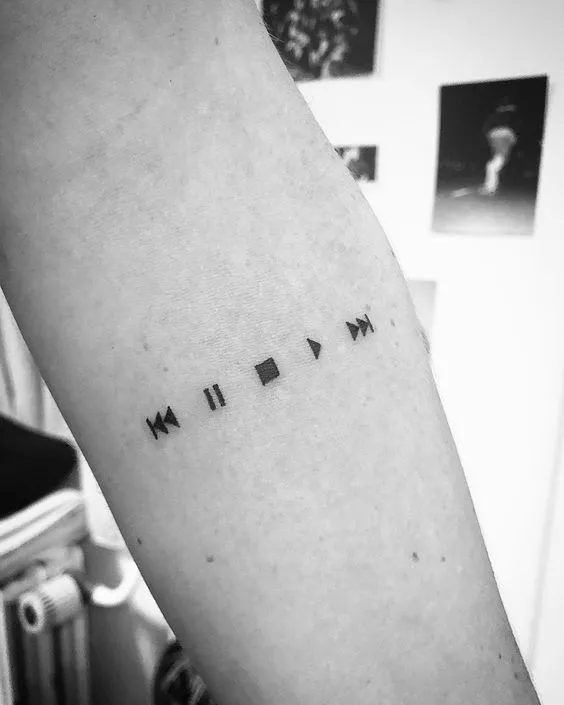 Tatuagem com um desenho de player de música