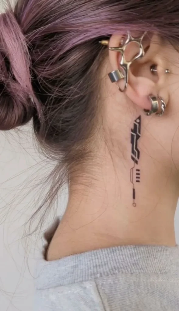 Tatuagem Cyberpunk de circuitos no pescoço