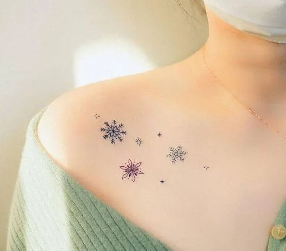 Tatuagem de flocos de neve no ombro