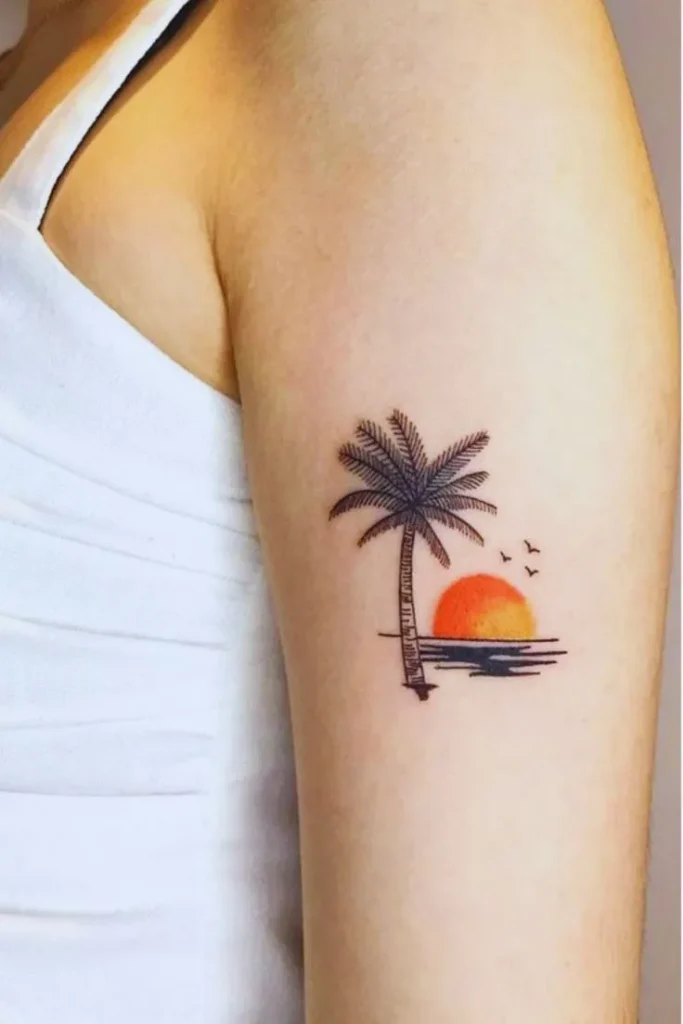 Tatuagem de por do sol com um coqueiro