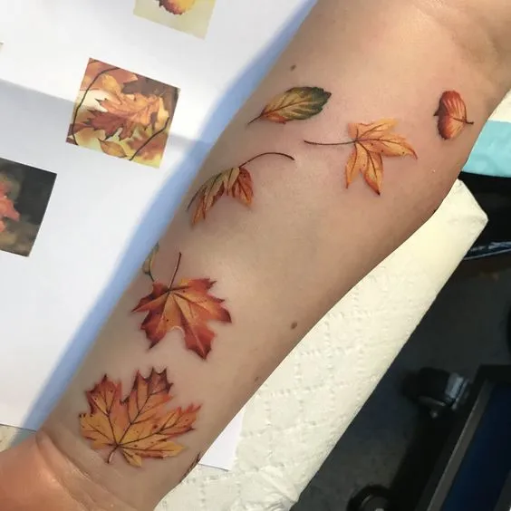 Tatuagem de folhas de outono coloridas
