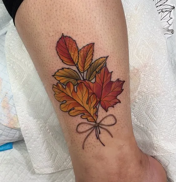 Tatuagem de folhas de outono