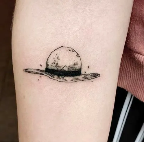 Tatuagem do Chapéu de Luffy minimalista