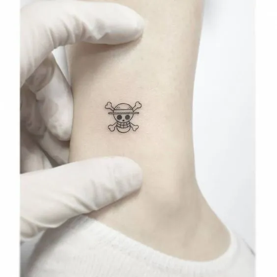 Tatuagem minimalista de Jolly Roger Mugiwaras