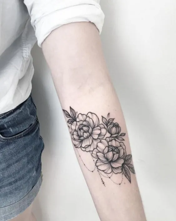 Tatuagem de flores no antebraço