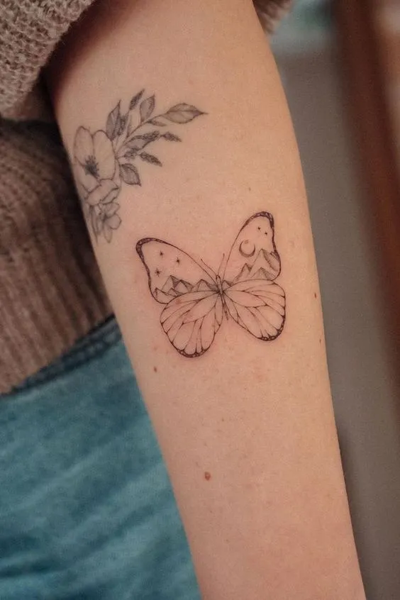 Tatuagem de borboleta fineline