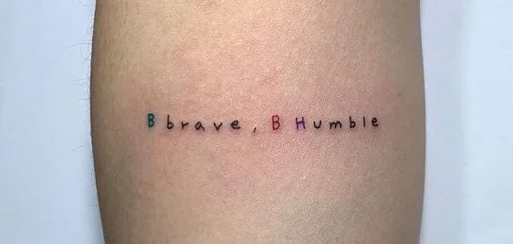 Tatuagem minimalista escrito "B Brave, B humble"