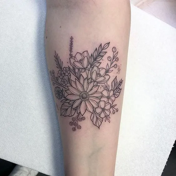 Tatuagem de flores no antebraço