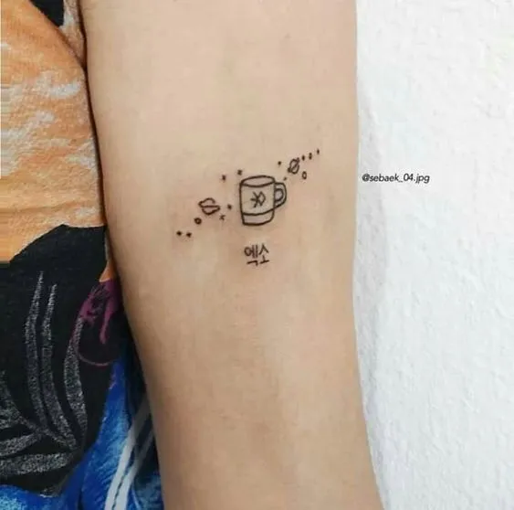 Tatuagem minimalista inspirada na banda Exo-L