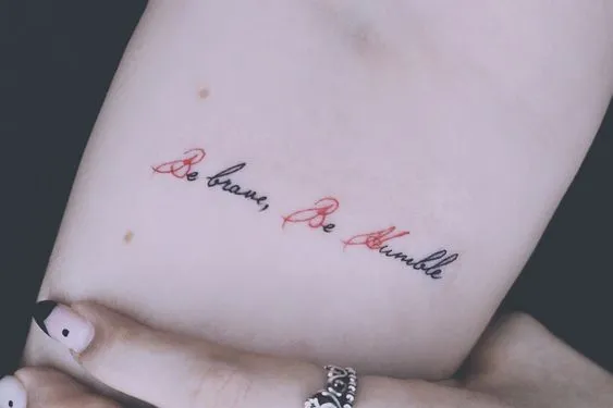 Tatuagem minimalista escrito "B Brave, B humble"