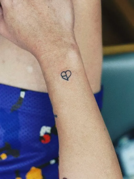 Tatuagem de pequeno coração Black Pink