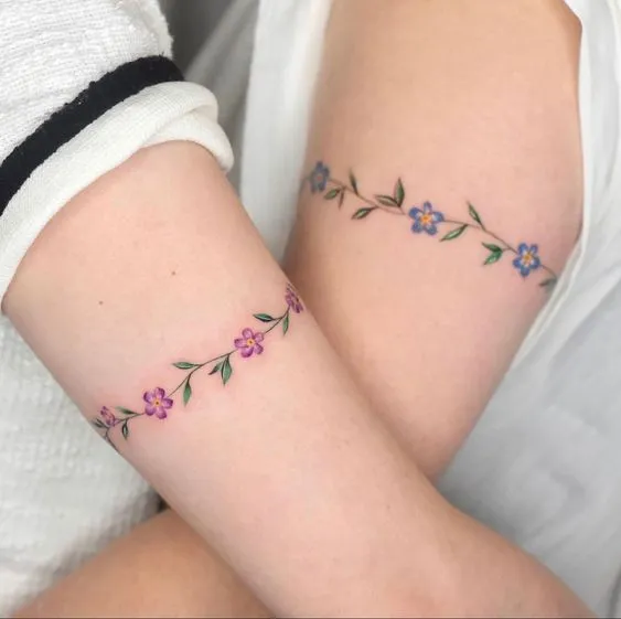 Tatuagem de "bracelete" feito de flores coloridas