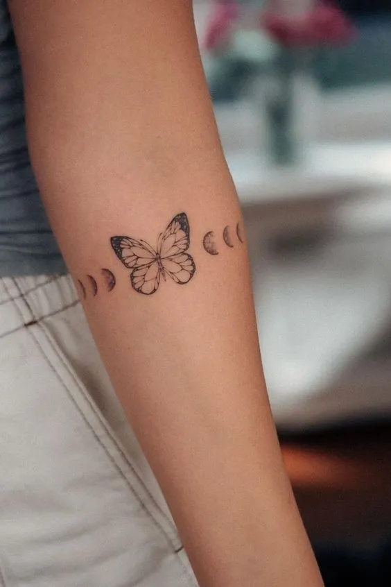 Tatuagem de borboleta e fases da lua