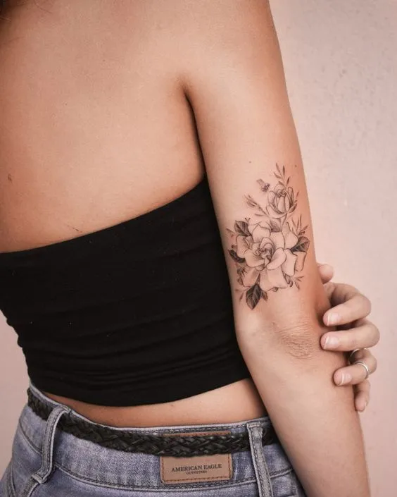 Tatuagem de flores na parte de trás do braço