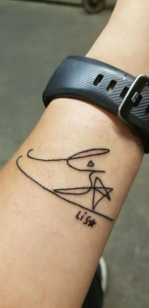 Tatuagem de assinatura da membro Lisa