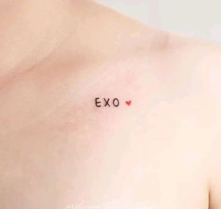 Tatuagem escrito "Exo" com coração minimalista