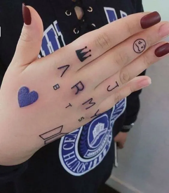 Tatuagem na mão escrito "ARMY"