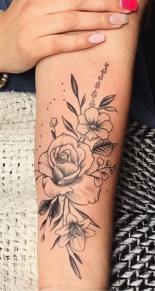 Tatuagem de flores feitas em braço