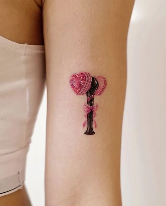 Tatuagem de martelo símbolo do grupo Black Pink