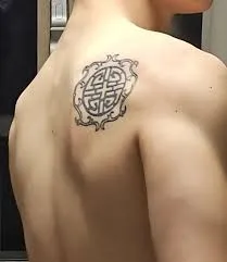 Tatuagem nas costas com símbolo de membro do Zero Base One