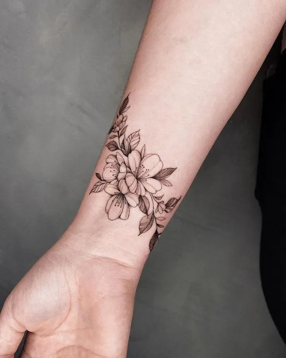 Tatuagem floral no braço