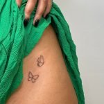 borboletas delicadas no quadril, feita por mim, Gi Bianco. Tatuagem feminina pequena