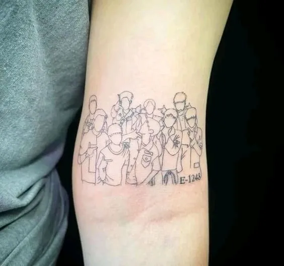 Tatuagem com silhueta minimalista de membros do Exo-L