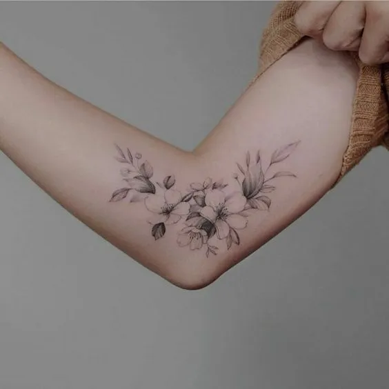 Tatuagem floral no braço