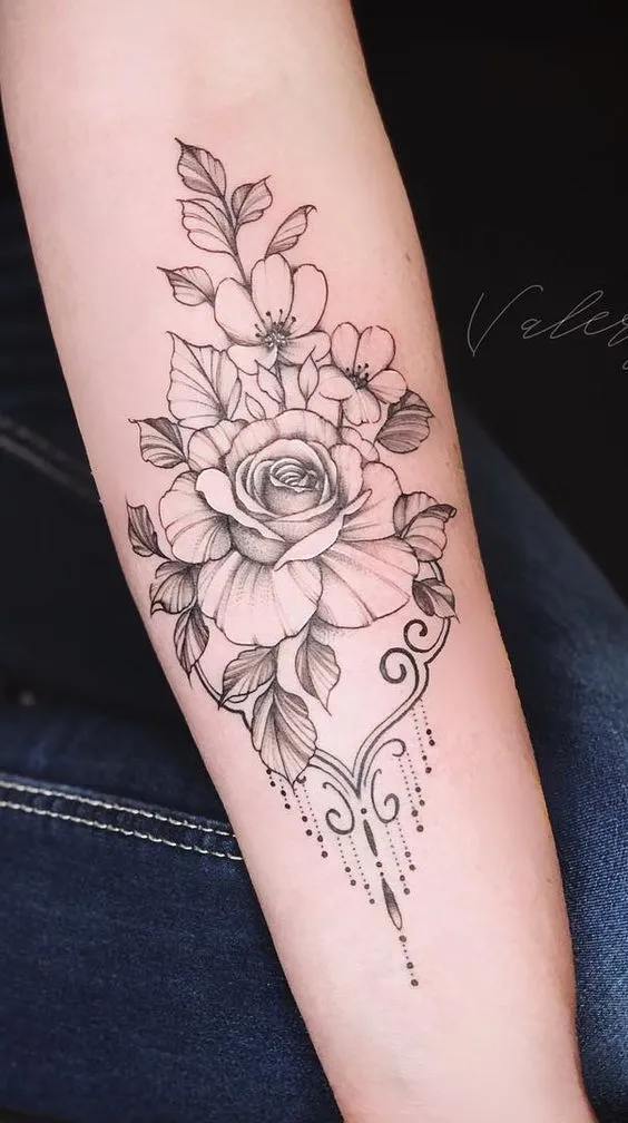 Tatuagem de lindas flores feitas no braço