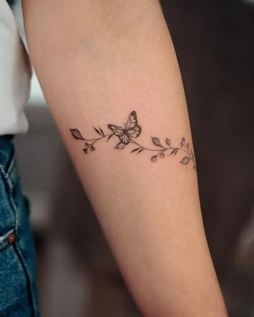 Tatuagem no braço de borboletas e flores