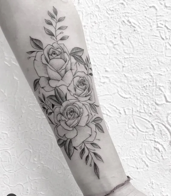 Tatuagem de flores no braço com linhas e traços finos