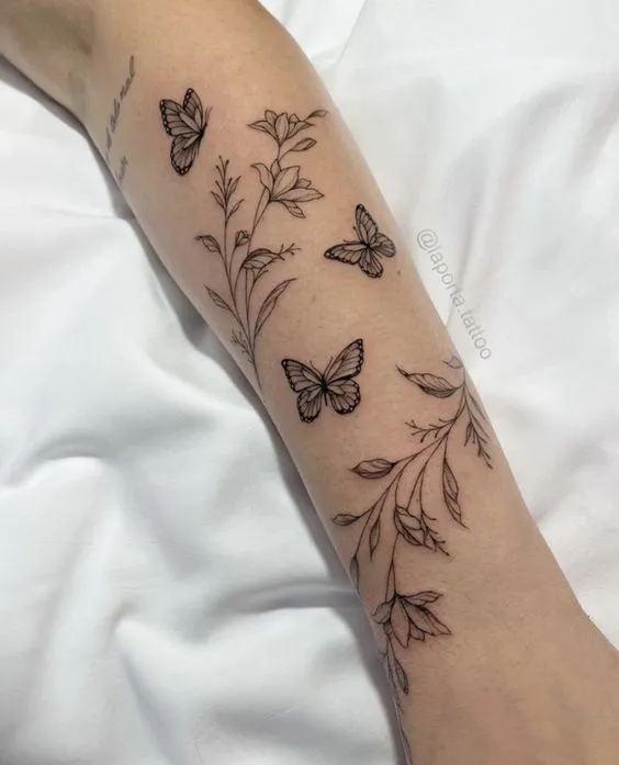 Tatuagem de borboleta e flores