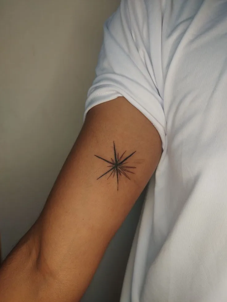 Tatuagem inspirada em Exo-L parecendo uma estrela.