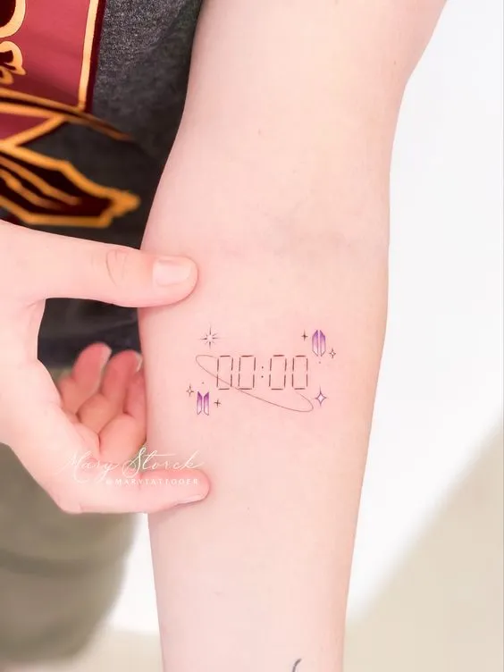 Tatuagem do "00:00" feita no antebraço