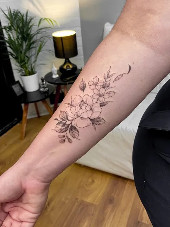 Tatuagem braço feminina de flores