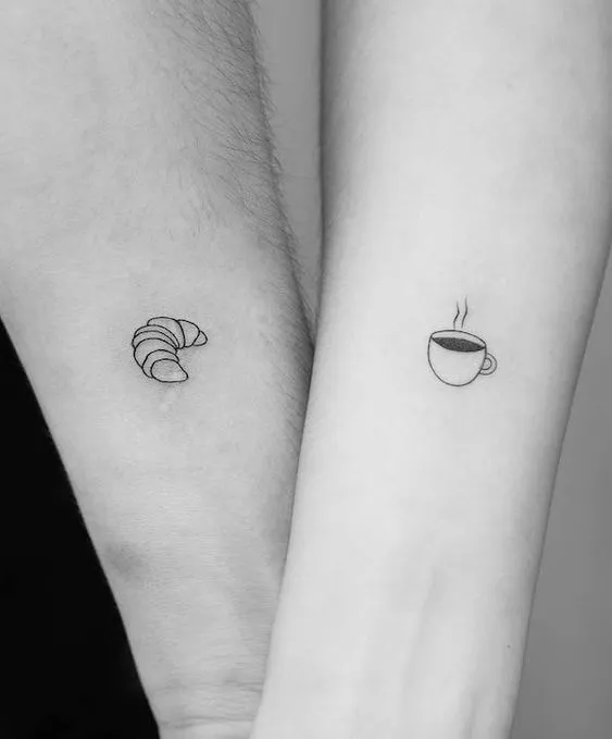 Tatuagem de casal de um croissant e um café