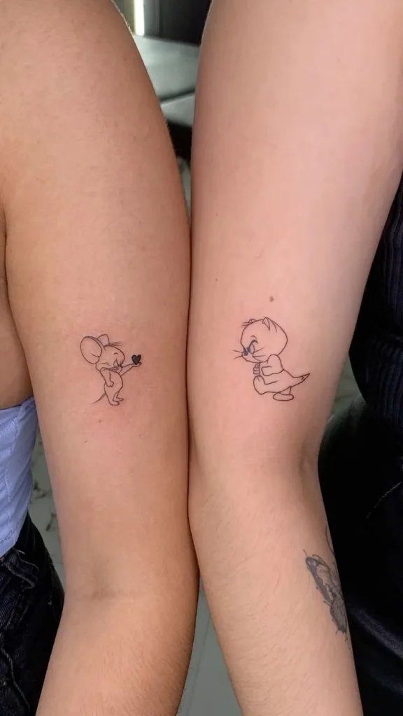 Tatuagem de casal Tom e Jerry feita no braço