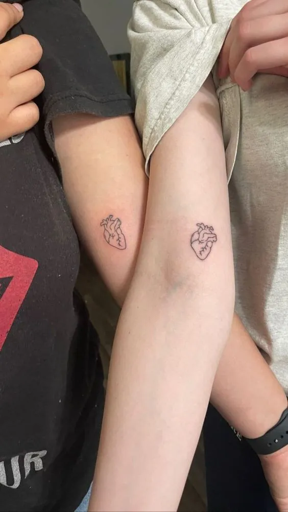 Tatuagem de casal de dois corações